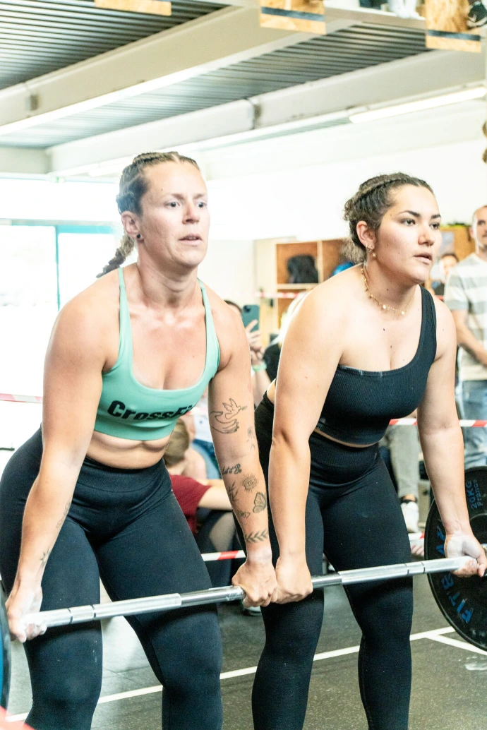 Deux membres s'entraînant ensemble chez CrossFit Ocelot à Niort